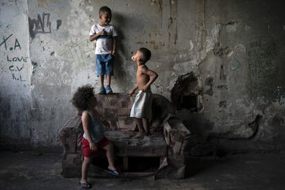 Niños jugando en un edificio abandonado que antes era el Instituto de Geografía y Estadística de Brasil en Río de Janeiro.