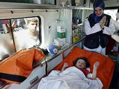 La niña Emilie Kaidi, rescatada de las ruinas por los bomberos valencianos, es trasladada en ambulancia.