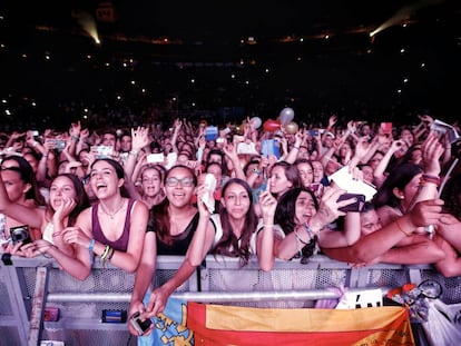 J&oacute;venes asisten a un concierto de Pablo Albor&aacute;n, el a&ntilde;o pasado en Valencia.