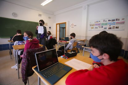 Clase de aprendizaje por ámbitos en primero de la ESO en el instituto Pare Vitòria de Alcoi, Alicante, el miércoles.