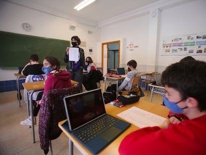 Clase de aprendizaje por ámbitos en primero de la ESO en el instituto Pare Vitòria de Alcoi, Alicante, el miércoles.