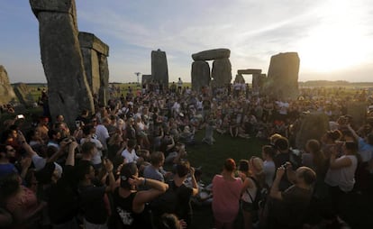 Cientos de personas acuden al monumento de Stonehenge (Reino Unido), para contemplar la salida del sol este 21 de junio.