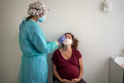 Personal médico realiza una prueba diagnóstica a una mujer embarazada.