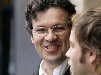 El director Tristán Bauer (a la izquierda) y el protagonista de <i>Iluminados por el fuego,</i> Gastón Pauls.
