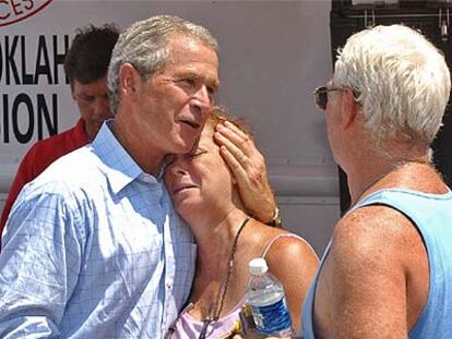 El presidente George Bush consuela a una víctima del huracán Katrina en Biloxi, Misisipí.
