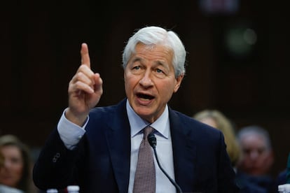 El presidente y consejero delegado de JPMorgan Chase, Jamie Dimon, en una comparecencia en el Senado de Estados Unidos, en diciembre.