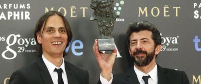 Rafael Cobos y Alberto Rodriguez (d) con su Goya a mejor guión.