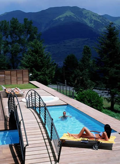 Vistas desde la piscina exterior del parador de Vielha.