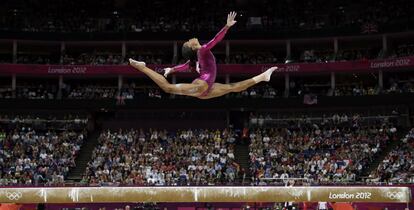 La estadounidense Gabrielle Douglas realiza su ejercicio en la barra de equilibrio.