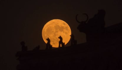 La Luna, vista tras las esculturas del tejado de la Ciudad Prohibida.