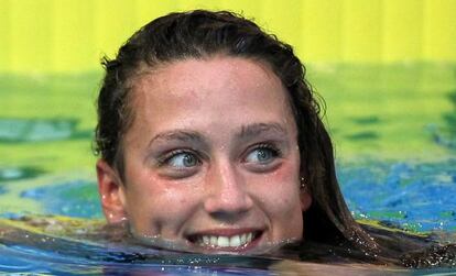 Mireia Belmonte sonríe tras vencer.