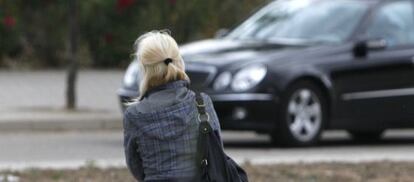 Prostituta en un polígono industrial de Alcalá de Henares.