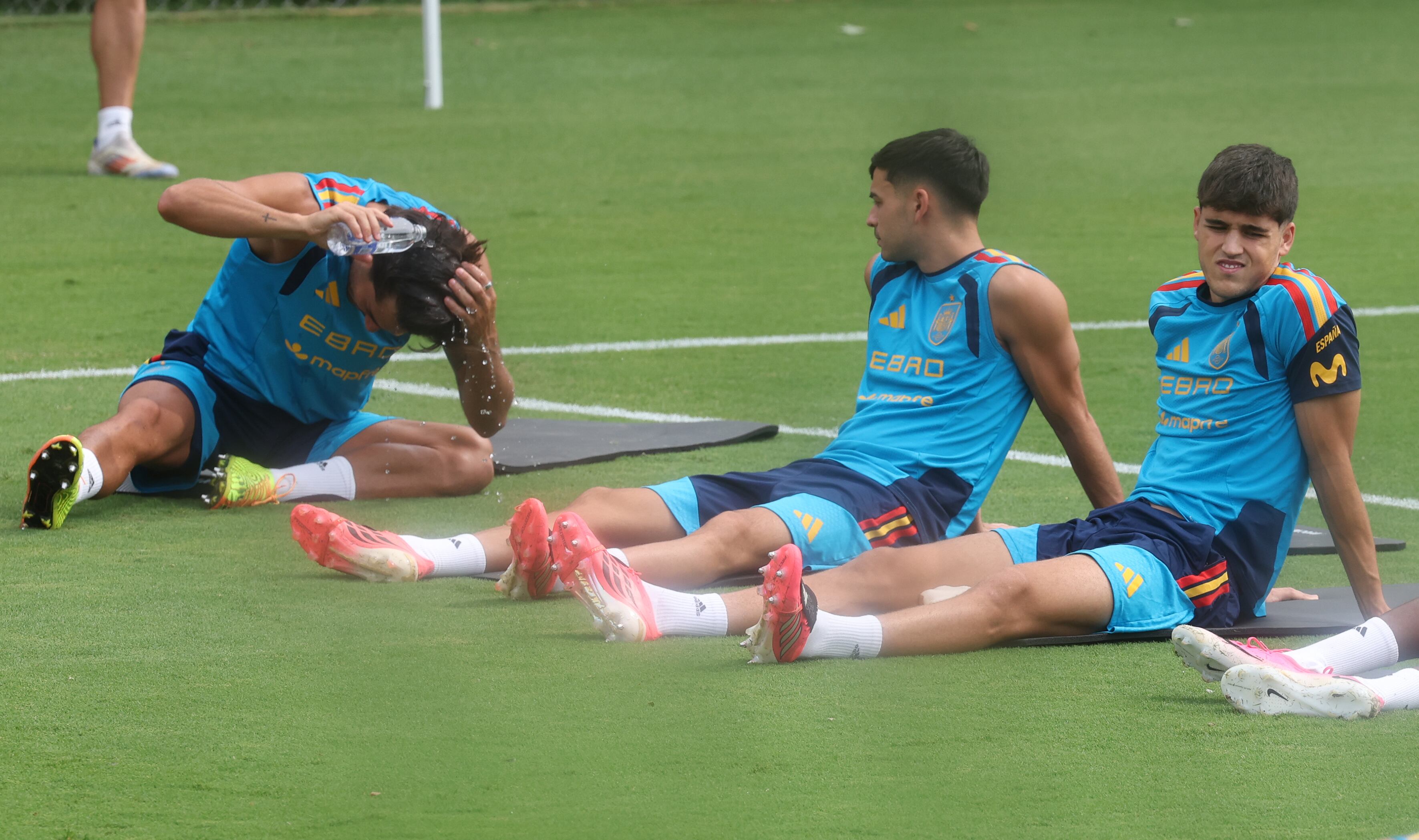 Ferran Torres se moja la cabeza durante el entrenamiento de España en Chattanooga. 