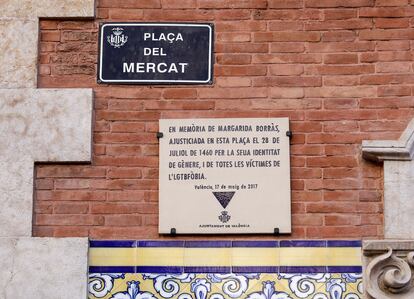 Placa en memoria de Margarida Borràs, instalada por el Ayuntamiento de Valencia en la plaza del Mercat, donde fue ahorcada.