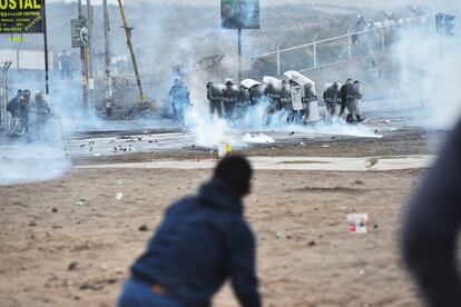 En la ciudad de Arequipa, los manifestantes han intentado tomar el aeropuerto Rodríguez Ballón. En la imagen, enfrentamiento entre manifestantes y policías en los alrededores del aeródromo de Arequipa.
