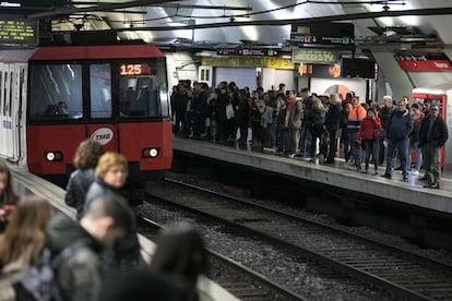 Comboi arribant a l'estació de la plaça Espanya plena de passatgers.