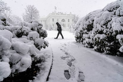 Vista de la tormenta de nieve en la Casa Blanca en Washington, el lunes 3 de enero de 2022.