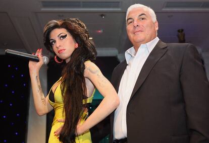 El padre de Amy Winehouse, Mitch, posa al lado de la figura de cera de su hija en el museo Madame Tussauds de Londres.