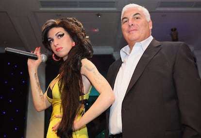El padre de Amy Winehouse, Mitch, posa al lado de la figura de cera de su hija en el museo Madame Tussauds de Londres.