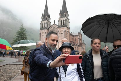 Santiago Abascal se hacía una foto con una simpatizante, el lunes en Covadonga (Asturias).