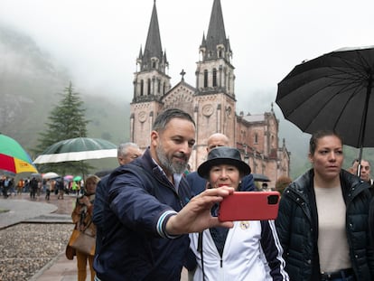 Santiago Abascal se hacía una foto con una simpatizante, el lunes en Covadonga (Asturias).