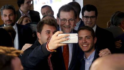 Rajoy se fotograf&iacute;a con unos j&oacute;venes, este jueves en Guadalajara. 