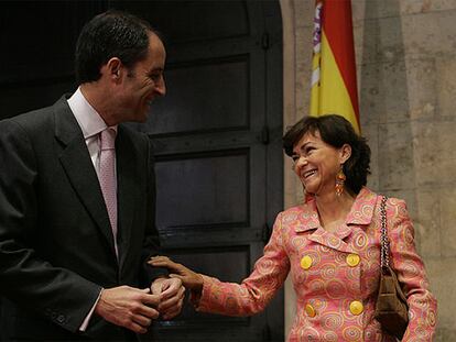 El presidente Francisco Camps y la ministra Carmen Calvo, ayer en el Palau de la Generalitat.