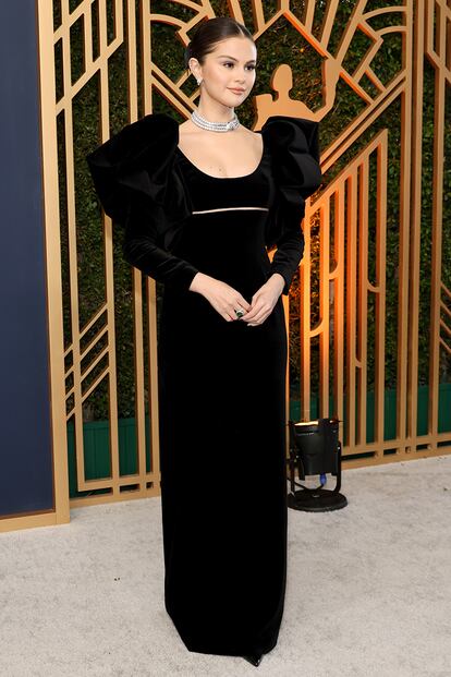 Selena Gomez confi en la elegancia del negro. Oscar de la Renta firma el dise?o.