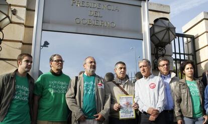 Representantes de la Plataforma Estatal por la Escuela P&uacute;blica registran en La Moncloa un mill&oacute;n de firmas contra la LOMCE.