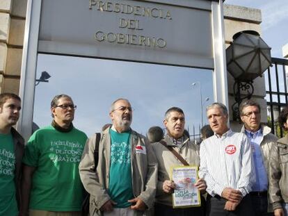 Representantes de la Plataforma Estatal por la Escuela Pública registran en La Moncloa un millón de firmas contra la LOMCE.