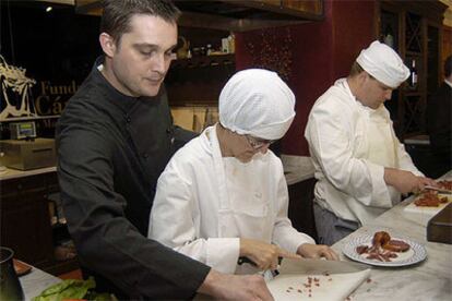 El cocinero Iván de Abajo y dos de sus alumnos.