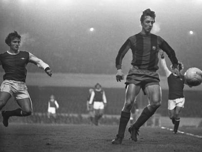 Cruyff, en el duel contra l'Arsenal el 1974, a Highbury.