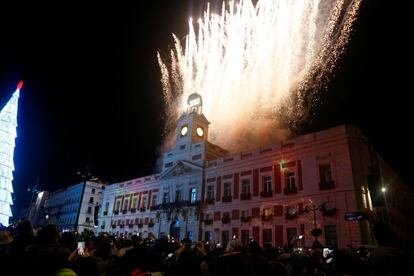 Fuegos artificiales lucen en la plaza Puerta del Sol durante las celebraciones de Año Nuevo, en Madrid, España.