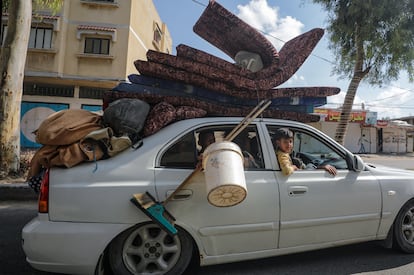 Una familia abandona con todas sus pertenencias la ciudad de Gaza, el 15 de octubre.