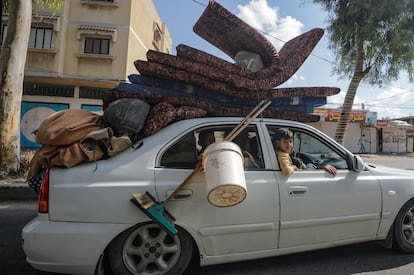 Una familia abandona con todas sus pertenencias la ciudad de Gaza, el 15 de octubre. 