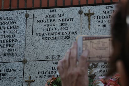 "Nos vemos en las Seychelles", epitafio en el cementerio Sur, en Carabanchel (Madrid).