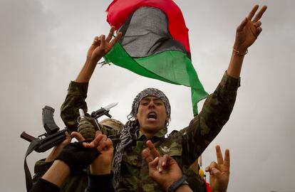 Muchos de los rebeldes no contaban con formación militar alguna, y tomaron las armas, constituyendo algo con pretensiones de Ejército, con mucha voluntad, pero con escaso orden y mando. Como emblema, tomaron la bandera tricolor, la primera con la que contó Libia después de su independencia.