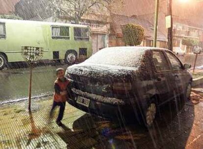 Un niño juega bajo la nevada que cayó en Buenos Aires el pasado mes de julio; algo que no ocurría desde hace 89 años.