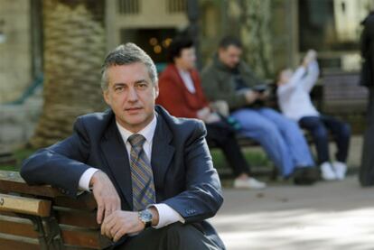 Iñigo Urkullu posa en un banco del parque ubicado junto a la sede central de su partido, en Bilbao.