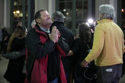 Militantes de esquerra siguen el escrutinio en el momento en que Ciutadans pasa por delante como primera fuerza.