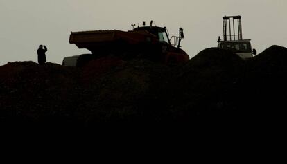 Un operario junto a un camión y la cápsula en la que bajarán los mineros para la ejecución del túnel horizontal, el 23 de enero de 2019.
