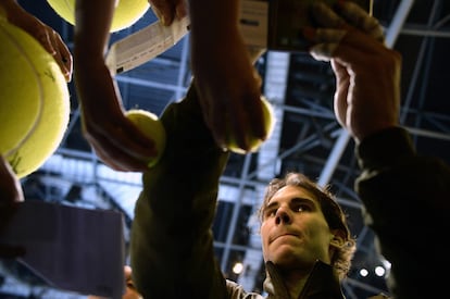 Rafael Nadal firma autografos al finalizar el encuentro