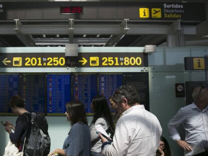 Cues de passatgers de Vueling al Prat de Llobregat.