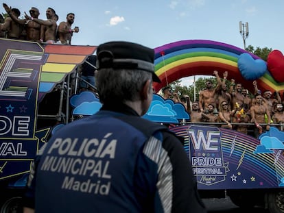 Un policía municipal durante el desfile del Madrid Orgullo el pasado 7 de julio.