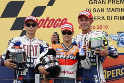 Pedrosa, en el medio, acompañado ayer por Lorenzo (izquierda) y Rossi, en el palco.