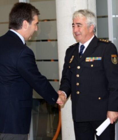 El comisario Manuel Vázquez saluda al director general de la Policía, Ignacio Cosidó, en diciembre de 2012.