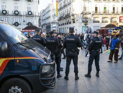 Agentes antidisturbios vigilan el pasado diciembre en la Puerta del Sol.