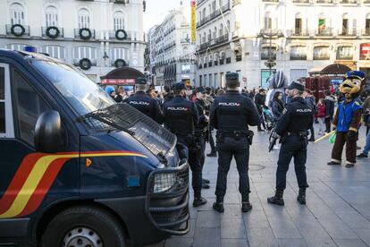 Agentes antidisturbios vigilan el pasado diciembre en la Puerta del Sol.