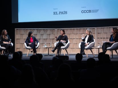 Desde la izquierda: Carla Turró, Lola Garcia, Pepa Bueno, Esther Vera y Neus Tomàs en la conferencia  en el CCCB.