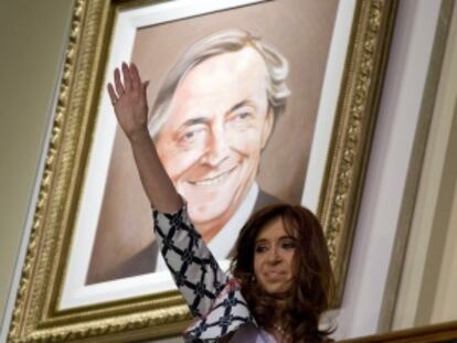 Cristina Fernández, este jueves en Buenos Aires con un cuadro de su marido Néstor Kirchner detrás.